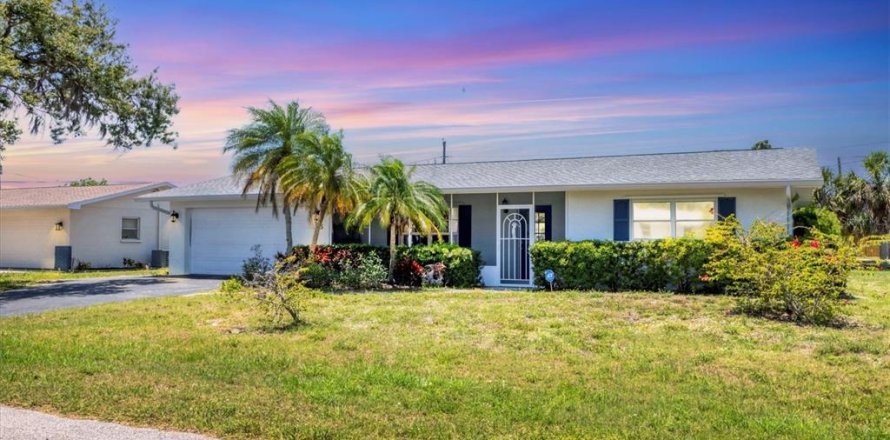 House in Englewood, Florida 3 bedrooms, 174.56 sq.m. № 1737218
