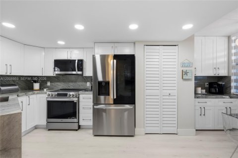 Condo in Jensen Beach, Florida, 2 bedrooms  № 2072332 - photo 6