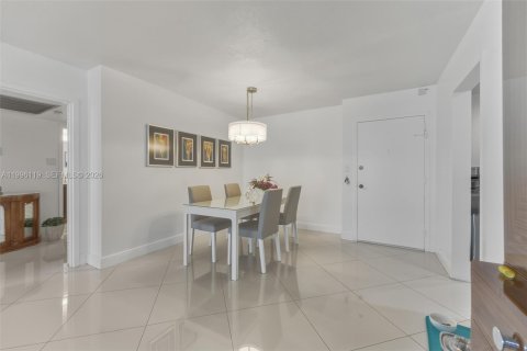 Condo in Hallandale Beach, Florida, 2 bedrooms  № 2059438 - photo 4