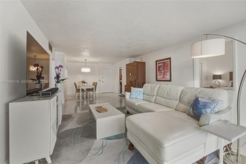 Condo in Hallandale Beach, Florida, 2 bedrooms  № 2059438 - photo 5