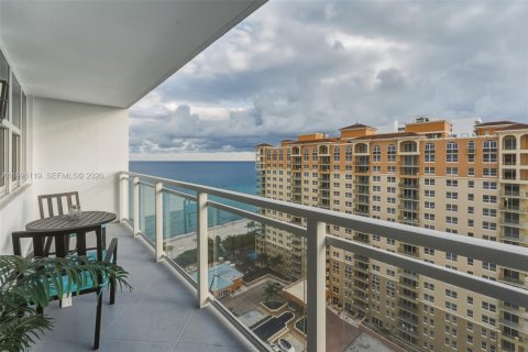 Condo in Hallandale Beach, Florida, 2 bedrooms  № 2059438 - photo 11