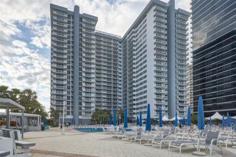 Condo in Hallandale Beach, Florida, 2 bedrooms  № 2059438 - photo 18