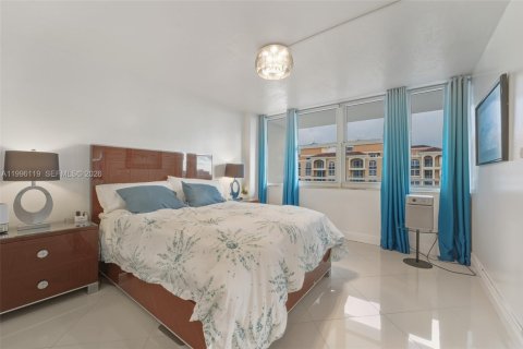 Condo in Hallandale Beach, Florida, 2 bedrooms  № 2059438 - photo 8