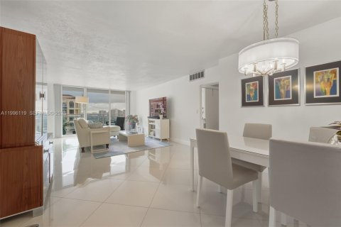 Condo in Hallandale Beach, Florida, 2 bedrooms  № 2059438 - photo 2