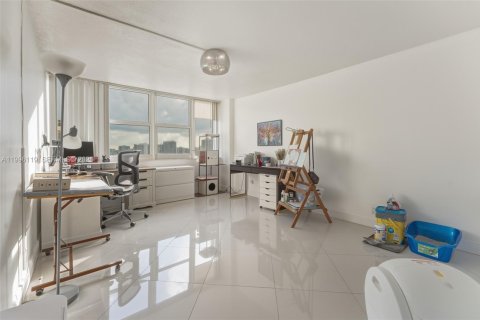 Condo in Hallandale Beach, Florida, 2 bedrooms  № 2059438 - photo 7
