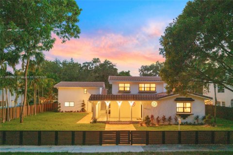 Casa en venta en Miami Shores, Florida, 6 dormitorios, 379.13 m2 № 1944909 - foto 2