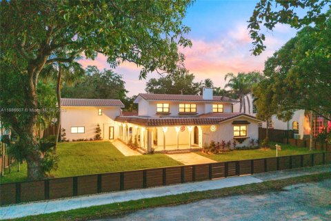 Casa en venta en Miami Shores, Florida, 6 dormitorios, 379.13 m2 № 1944909 - foto 1