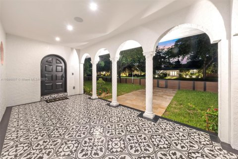 Casa en venta en Miami Shores, Florida, 6 dormitorios, 379.13 m2 № 1944909 - foto 5
