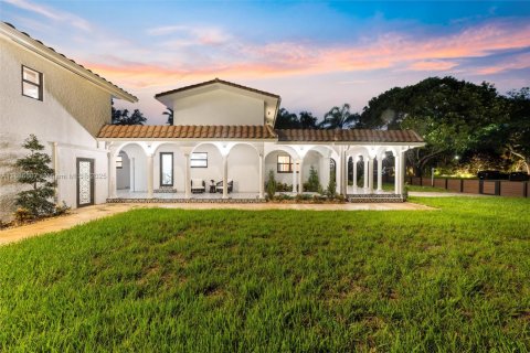 Casa en venta en Miami Shores, Florida, 6 dormitorios, 379.13 m2 № 1944909 - foto 3
