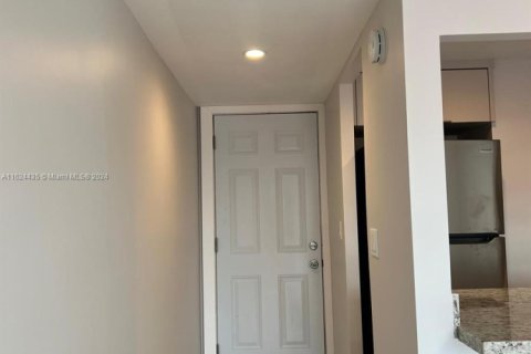 Condo in Miami, Florida, 1 bedroom  № 2055241 - photo 3