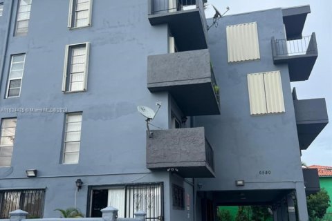 Condo in Miami, Florida, 1 bedroom № 2055241