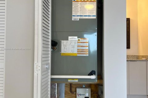 Condo in Miami, Florida, 1 bedroom  № 2055241 - photo 17