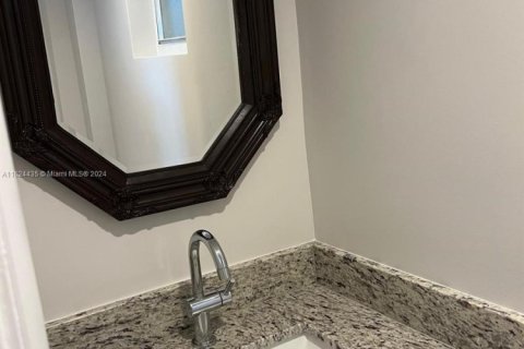 Condo in Miami, Florida, 1 bedroom  № 2055241 - photo 5