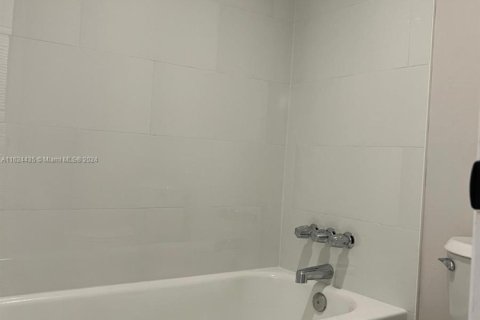 Condo in Miami, Florida, 1 bedroom  № 2055241 - photo 13