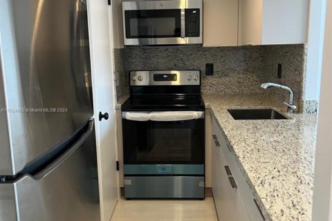Condo in Miami, Florida, 1 bedroom  № 2055241 - photo 4