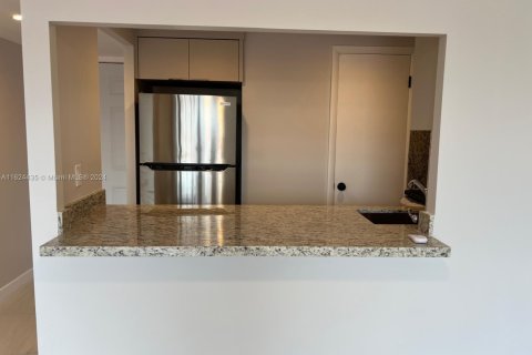 Condo in Miami, Florida, 1 bedroom  № 2055241 - photo 2