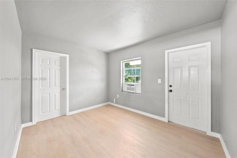 Immobilier commercial à vendre à Miami, Floride: 155.33 m2 № 2248052 - photo 10