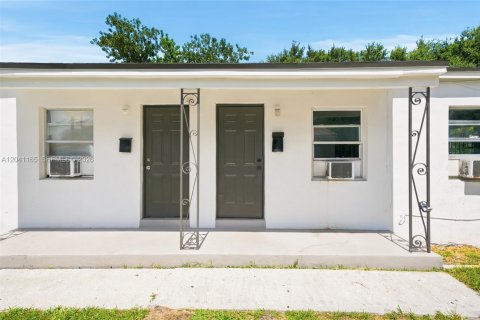 Immobilier commercial à vendre à Miami, Floride: 155.33 m2 № 2248052 - photo 7