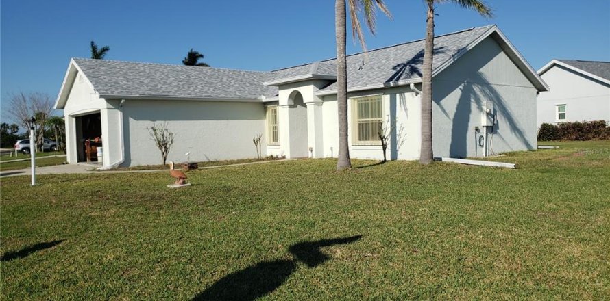 House in Palmetto, Florida 3 bedrooms, 105.54 sq.m. № 1904549