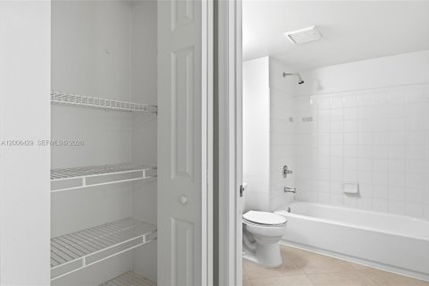 Купить кондоминиум в Мирамар, Флорида 2 спальни, 99.59м2, № 2259738 - фото 25