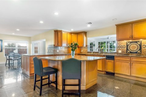 Casa en venta en Plantation, Florida, 5 dormitorios, 379.6 m2 № 2010721 - foto 15