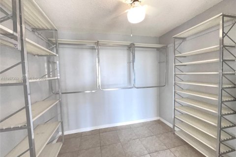 Condo in Hallandale Beach, Florida, 2 bedrooms  № 2029129 - photo 21