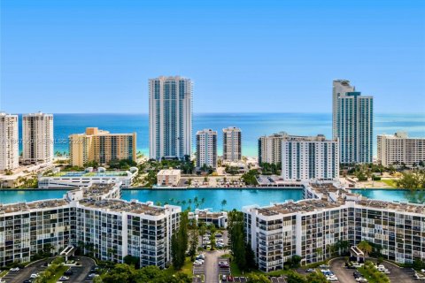 Кондоминиум с 2 спальнями в Халландейл-Бич, Флорида № 2029129