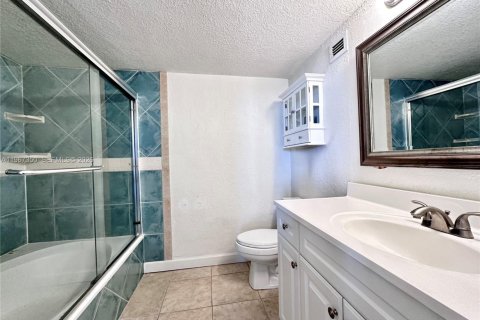 Condo in Hallandale Beach, Florida, 2 bedrooms  № 2029129 - photo 22