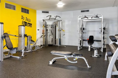 Condo in Hallandale Beach, Florida, 2 bedrooms  № 2029129 - photo 27