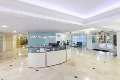 Condo in Hallandale Beach, Florida, 2 bedrooms  № 2029129 - photo 25