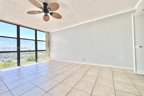 Condo in Hallandale Beach, Florida, 2 bedrooms  № 2029129 - photo 20