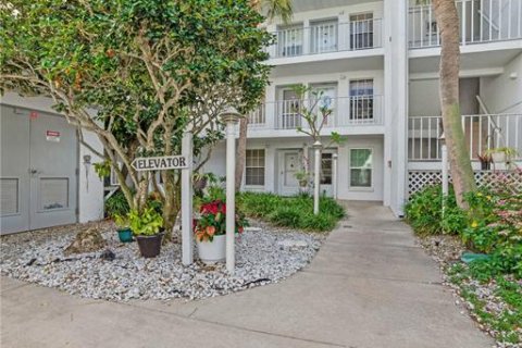 Condo in Bradenton, Florida, 2 bedrooms  № 2400329 - photo 22