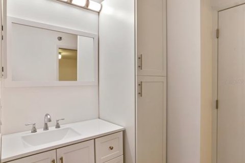 Condo in Bradenton, Florida, 2 bedrooms  № 2400329 - photo 13