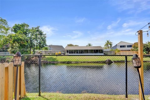 Touwnhouse à vendre à Sunrise, Floride: 3 chambres, 144.56 m2 № 2045027 - photo 3