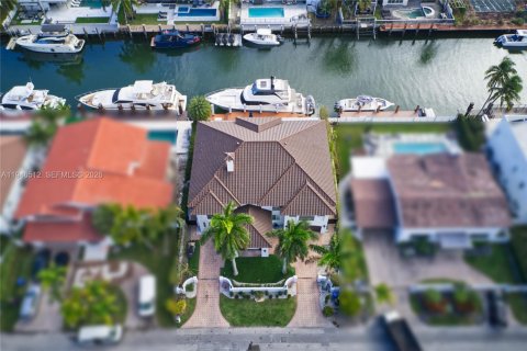 Casa en North Miami Beach, Florida 6 dormitorios, 443.42 m2 № 2002801