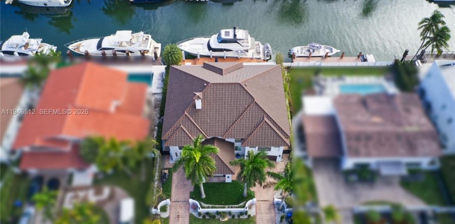 Casa en North Miami Beach, Florida 6 dormitorios, 443.42 m2 № 2002801