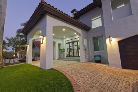 Casa en venta en North Miami Beach, Florida, 6 dormitorios, 443.42 m2 № 2002801 - foto 2