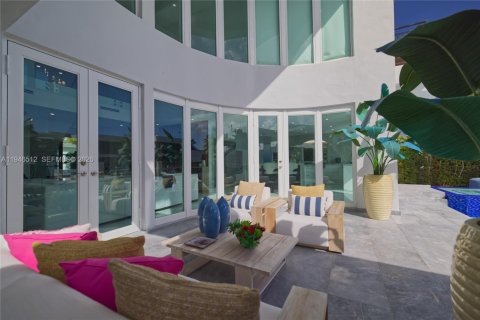 Casa en venta en North Miami Beach, Florida, 6 dormitorios, 443.42 m2 № 2002801 - foto 17