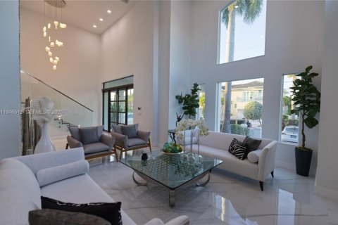 Casa en venta en North Miami Beach, Florida, 6 dormitorios, 443.42 m2 № 2002801 - foto 25