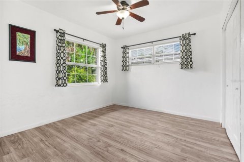 House in Saint Petersburg, Florida 2 bedrooms, 114.55 sq.m. № 1894495 - photo 13