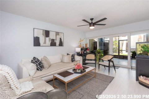Townhouse in Tampa, Florida 2 bedrooms, 125.6 sq.m. № 2215472 - photo 16