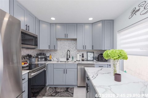 Townhouse in Tampa, Florida 2 bedrooms, 125.6 sq.m. № 2215472 - photo 8