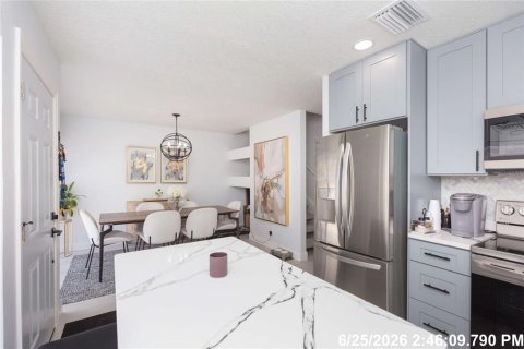 Townhouse in Tampa, Florida 2 bedrooms, 125.6 sq.m. № 2215472 - photo 9