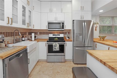 Villa ou maison à louer à Hollywood, Floride: 3 chambres, 112.5 m2 № 1931841 - photo 8