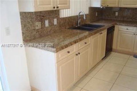 Villa ou maison à vendre à Pembroke Pines, Floride: 5 chambres, 222.97 m2 № 2089594 - photo 4