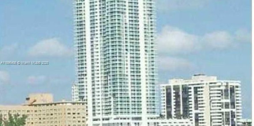 Кондоминиум с 2 спальнями в Майами-Бич, Флорида № 1948141