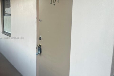 Кондоминиум с 2 спальнями в Санрайз, Флорида № 2053582