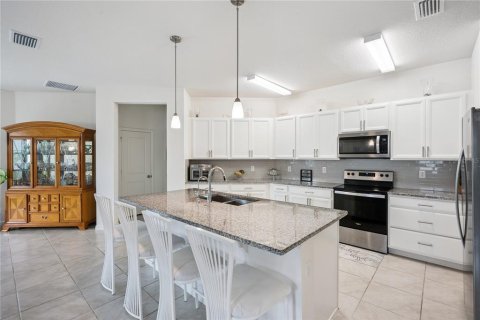 House in Clermont, Florida 4 bedrooms, 184.23 sq.m. № 2393748 - photo 8