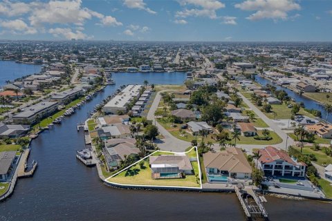 House in Cape Coral, Florida 2 bedrooms, 145.86 sq.m. № 1590026 - photo 14