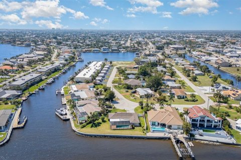 House in Cape Coral, Florida 2 bedrooms, 145.86 sq.m. № 1590026 - photo 12